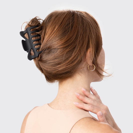 KITSCH Black & Tort Claw Clips 2pc Set Large - on-model lifestyle