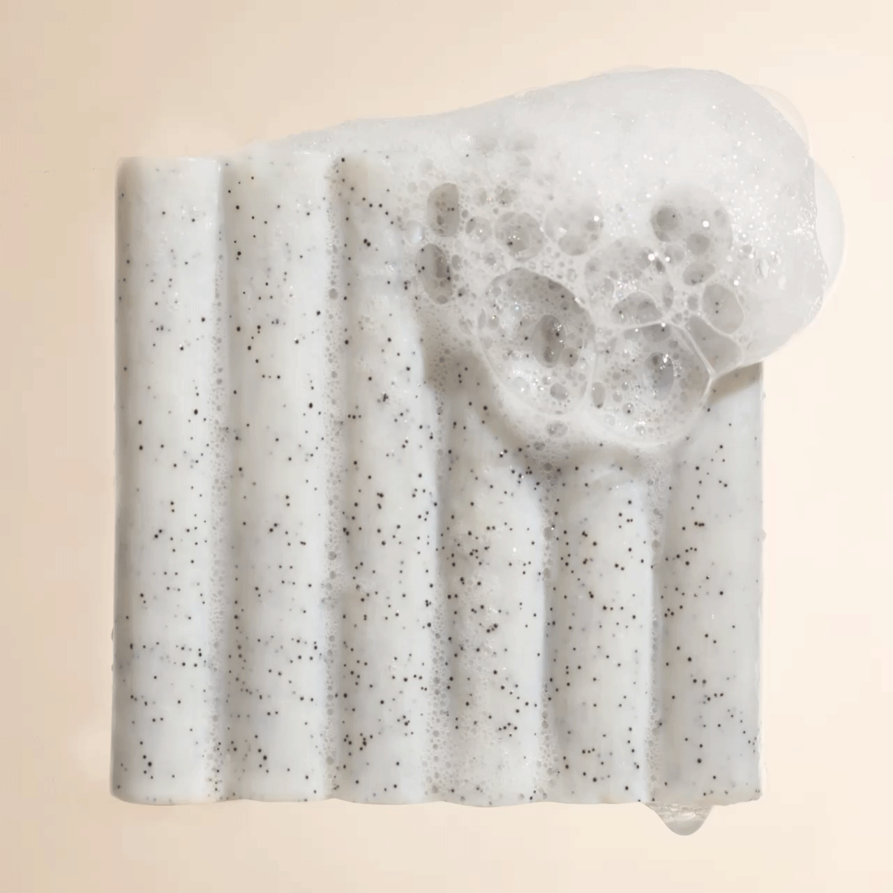 KITSCH Jojoba Bead Exfoliating Body Wash Bar — animated product shot — Formulated with biodegradable jojoba beads to gently buff away dry, flaky skin — enriched with shea butter + aloe to hydrate and soothe