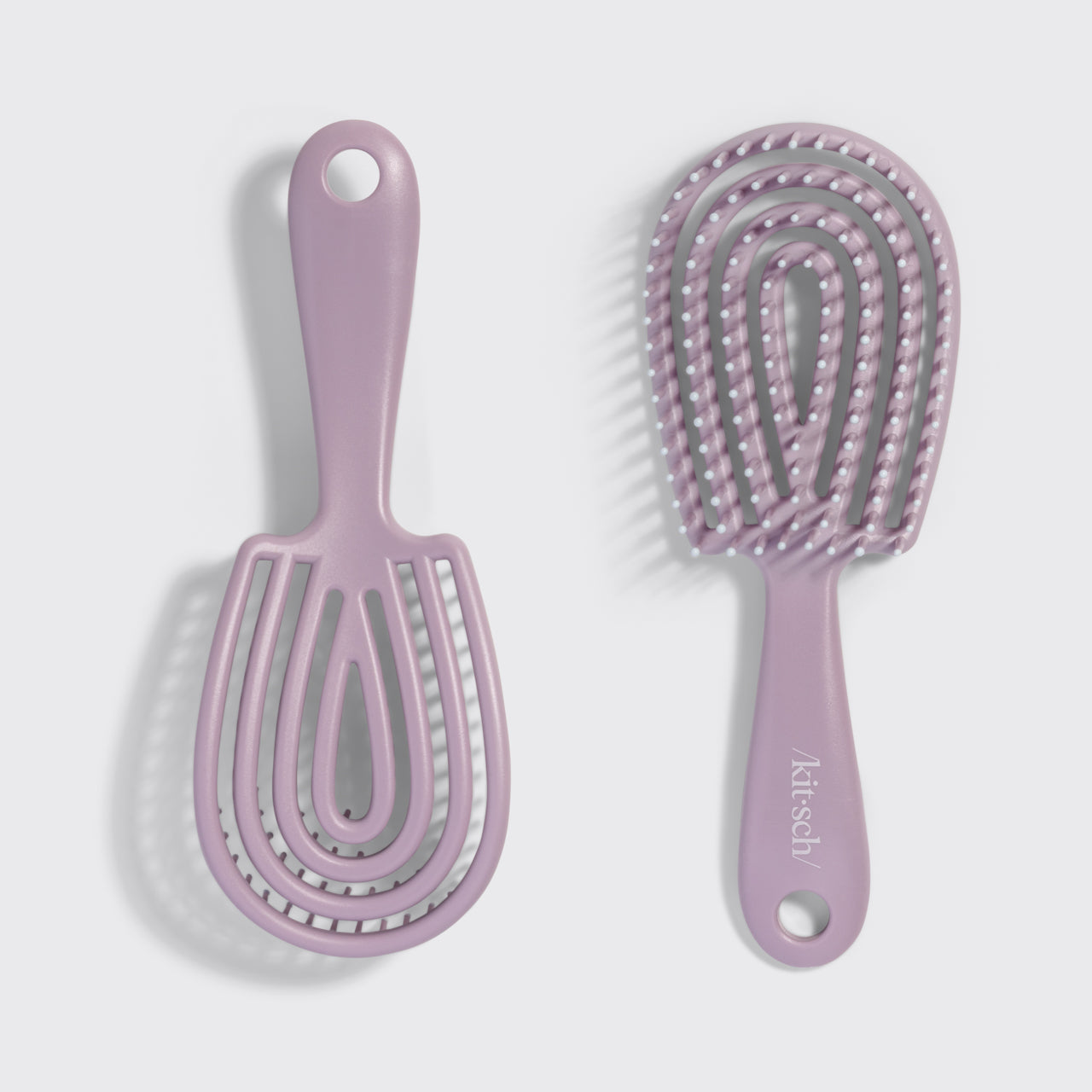 Model using the Kitsch Soft Violet Detangling Flexi Brush Mini on hair