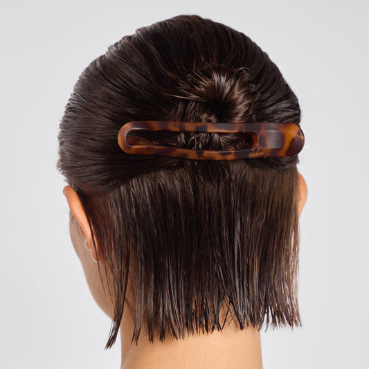 KITSCH Black Tort Curved Flat Lay Claw Clips 2pc — model hair shot