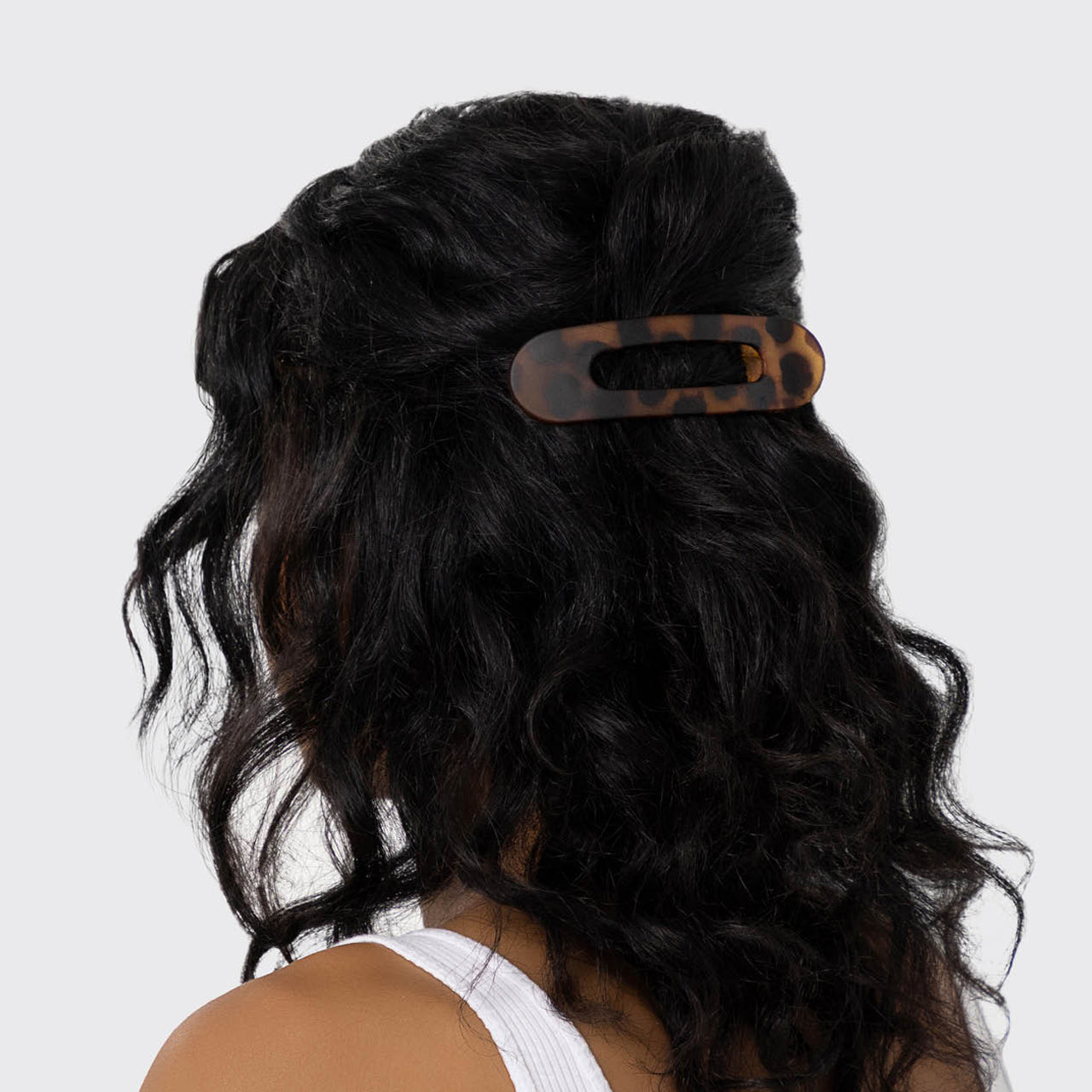 KITSCH Black Tort Flat Lay Claw Clips 2pc — model lifestyle shot 2