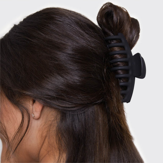 KITSCH Black & Tort Matte Claw Clips 2pc Set Oversized - on-model lifestyle #2