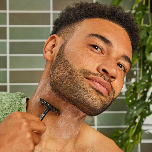 KITSCH Perfect Glide Safety Razor Black — model lifestyle shot — close-up shaving application — smooth glide across skin — bottle-free beauty routine