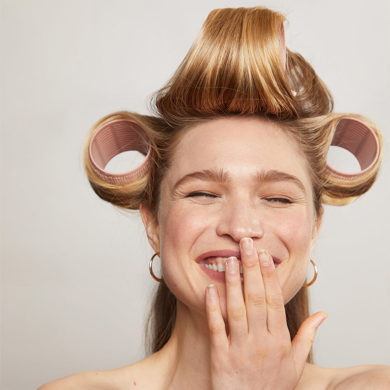 Model with Kitsch XL Thermal Rollers set in hair alongside Multicolor No-Slip Crocodile Clips