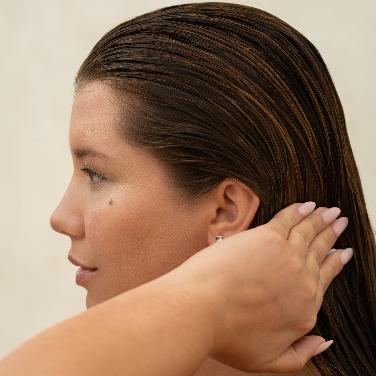 KITSCH Smoothing Air Dry Cream — model applying cream to hair — A little goes a long way, work through damp or dry hair from mid-lengths to ends — for soft, polished, touchably smooth results