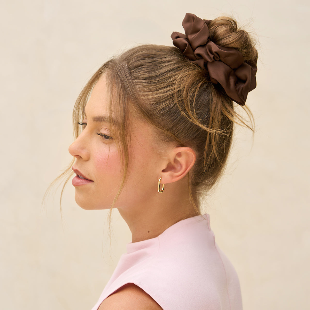 KITSCH Black & Chocolate Oversized Scrunchies — model wearing oversized scrunchie — Made from soft recycled fabric for eco-friendly style — mix, match or stack for fun layered hairstyles
