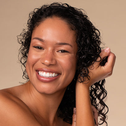 KITSCH Moisturizing Curl Cream — model with natural short curly hair — Defines the hair's natural curl, leaving it moisturized and controlled — perfect for kinky, curly & coily hair
