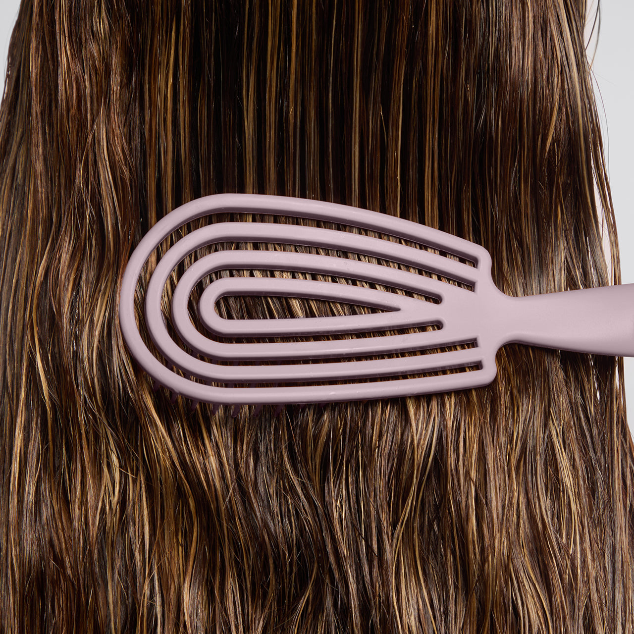 Kitsch Detangling Flexi Brush in Soft Violet benefits infographic – reduces breakage and detangles wet or dry hair