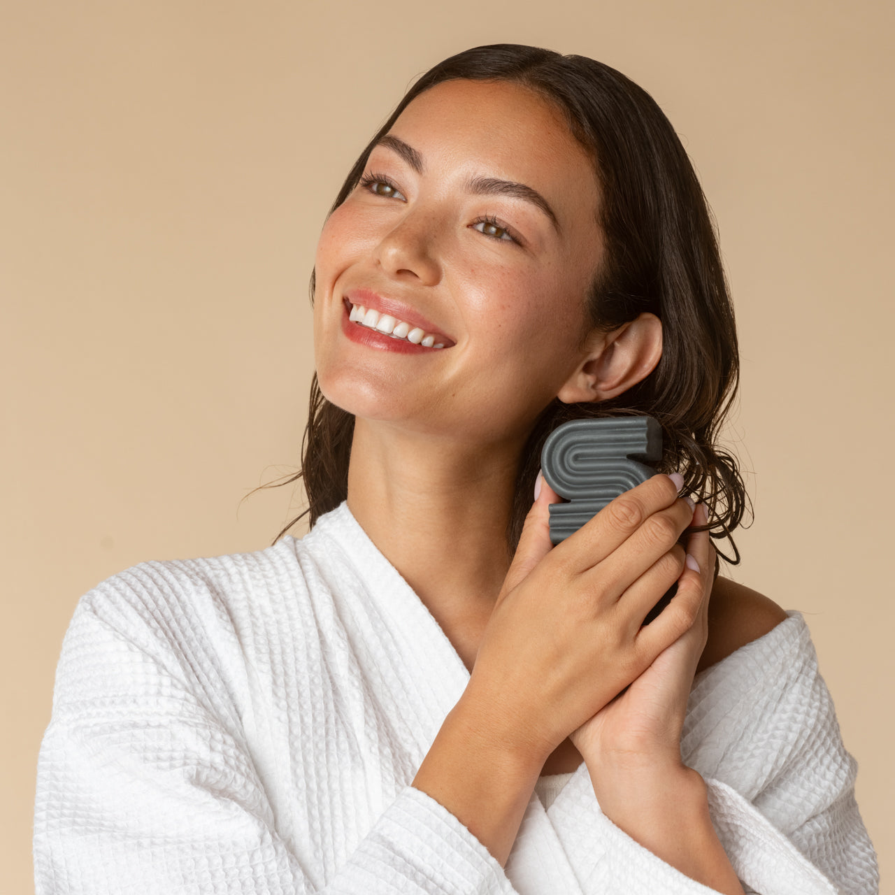 Model applying KITSCH Clarifying Detox Shampoo Bar at the scalp — removes hard water minerals, excess oil, and product buildup — part of the Bye Buildup Trio