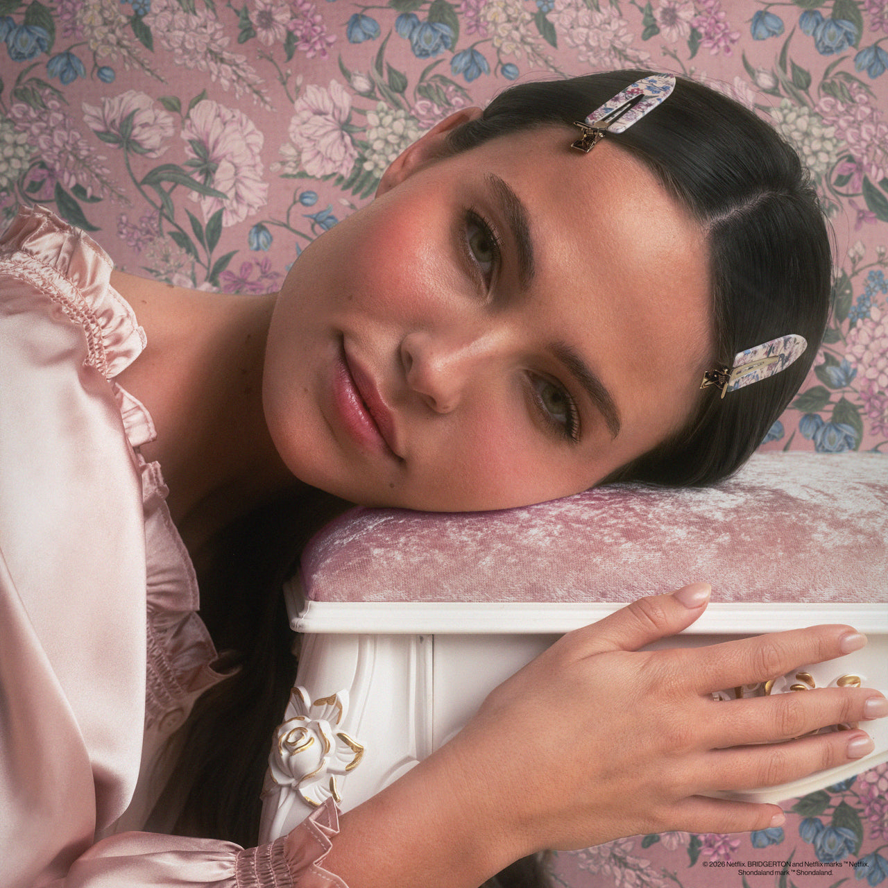 Bridgerton x KITSCH Creaseless Clips 4pc Toile in Bloom — Model 3