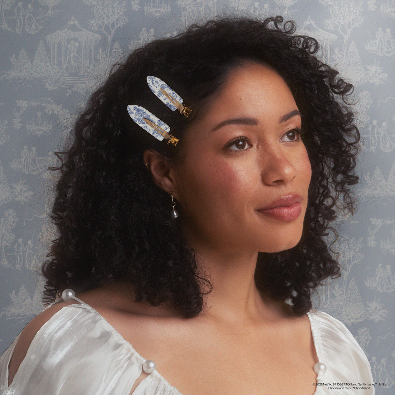 Bridgerton x KITSCH Creaseless Clips 4pc Toile in Bloom — Model 2