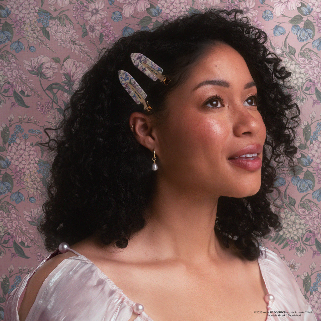 Bridgerton x KITSCH Creaseless Clips 4pc Toile in Bloom — Model 4
