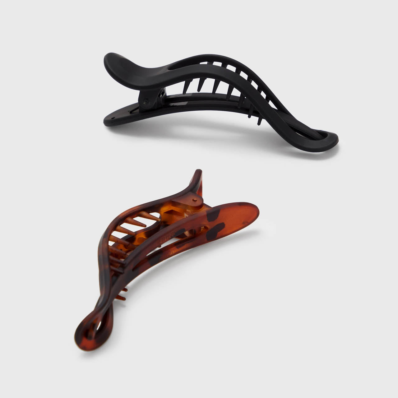 KITSCH Black Tort Curved Flat Lay Claw Clips 2pc — product lifestyle