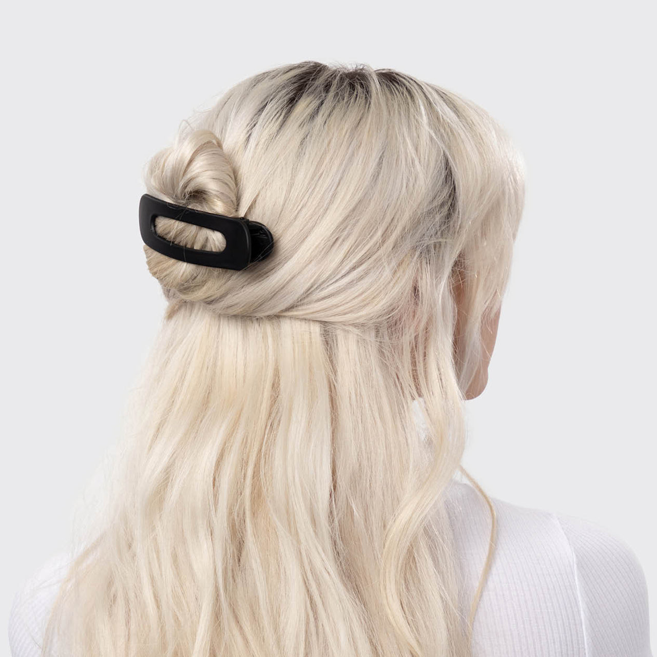 KITSCH Black Tort Flat Lay Claw Clips 2pc — model lifestyle shot