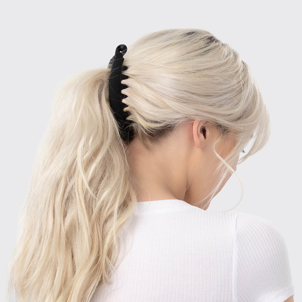 KITSCH Banana Clip 2pc Black Tort — model lifestyle shot