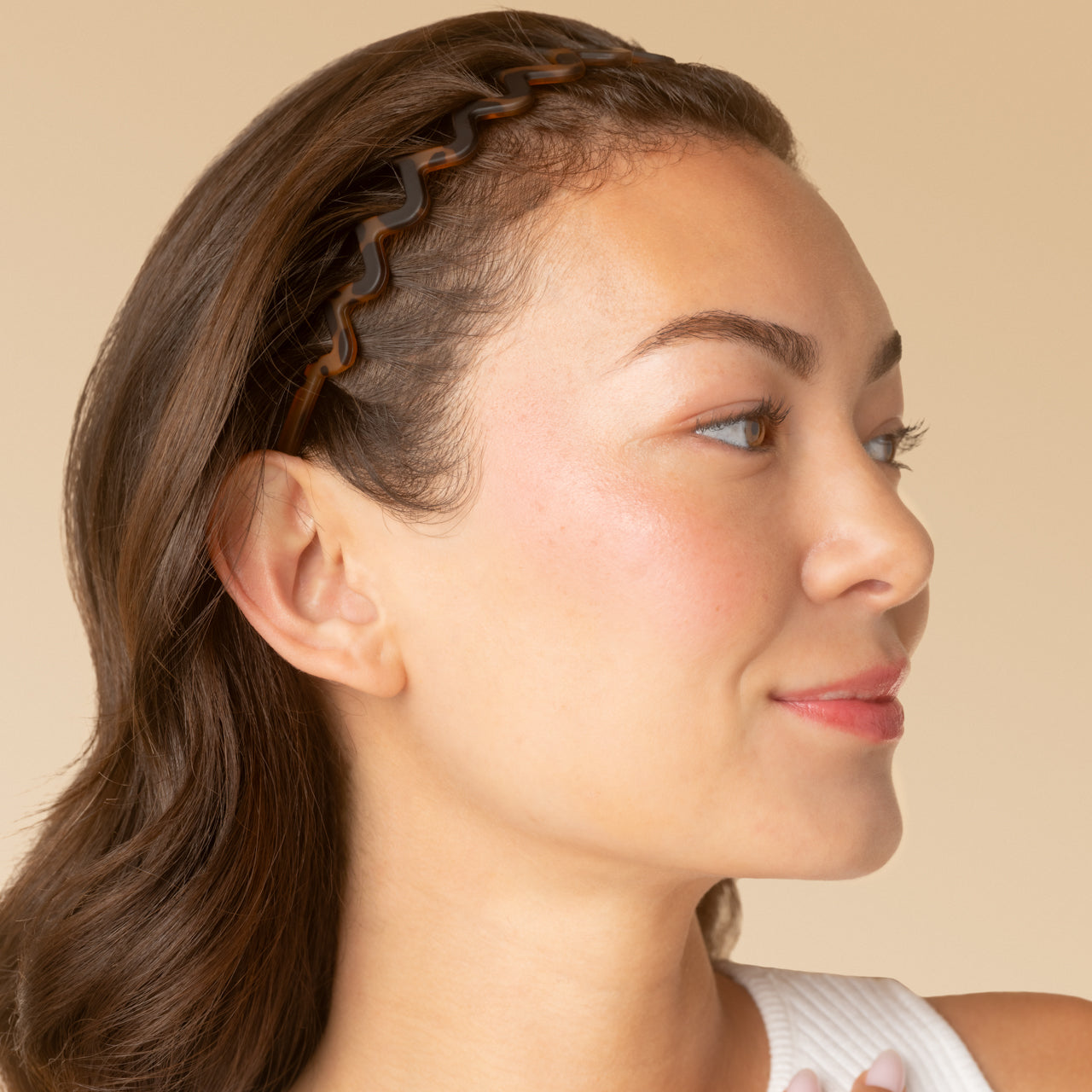 KITSCH Zig Zag Headband 2pc- Black & Tort — model wearing recycled plastic zig zag headband in black and tort — elevate your everyday look with a comfortable non-slip grip — sustainable style, crafted with recycled plastic and gentle to the environment
