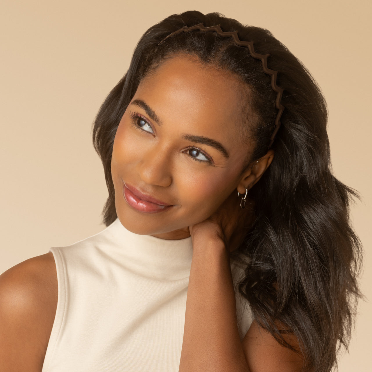 KITSCH Recycled Plastic Zig Zag Headband 2pc - Neutral — model styling hair with neutral recycled plastic zig zag headband — 2-pack with earthy neutral colors that works perfectly with any hair color — sustainable and stylish headbands crafted with recycled plastic