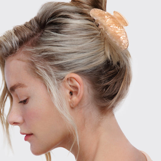 KITSCH Blonde Marble Claw Clip - on-model lifestyle