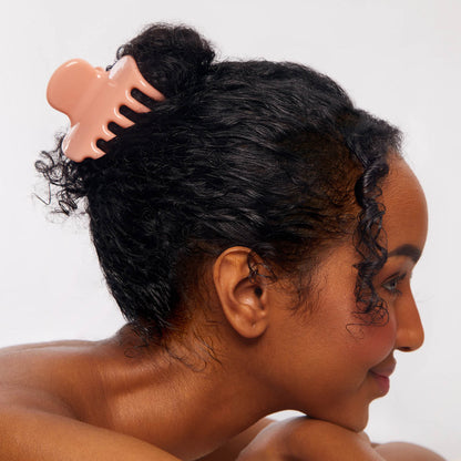 KITSCH Rosewood Cloud Claw Clip - on-model lifestyle #3