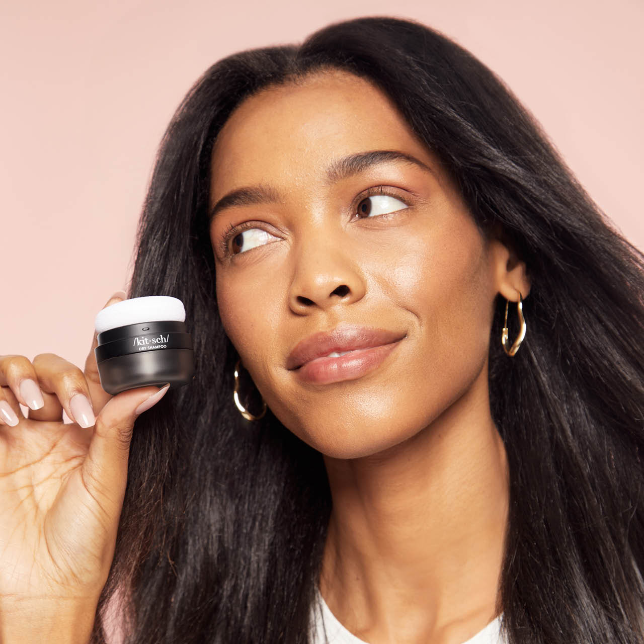 KITSCH Dark Volumizing Rice Protein Dry Shampoo with Puff — model with refreshed styled hair — Your third-day hair savior for that clean-hair feeling — travel-friendly design to refresh your look on-the-go