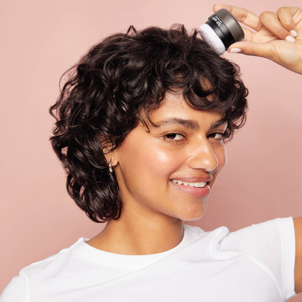 KITSCH Dark Volumizing Rice Protein Dry Shampoo with Puff — model applying dry shampoo with built-in puff — Built-in puff for easy application to your roots — extends your hairstyle with instant volume and quick oil absorption