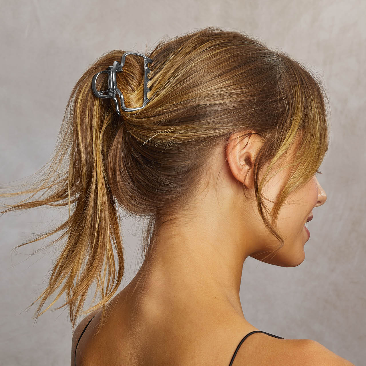 KITSCH Hematite Metal Cloud Claw Clip - on-model lifestyle #2