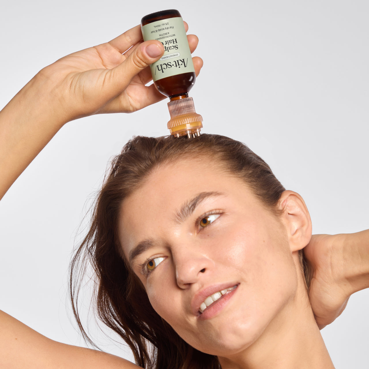 KITSCH Scalp Oil Applicator + Biotin Oil Bundle — close-up of applicator brush head — Stainless steel bristles create a gentle, cooling effect as you massage the oil onto your scalp — precise, controlled dosing without drips or spills