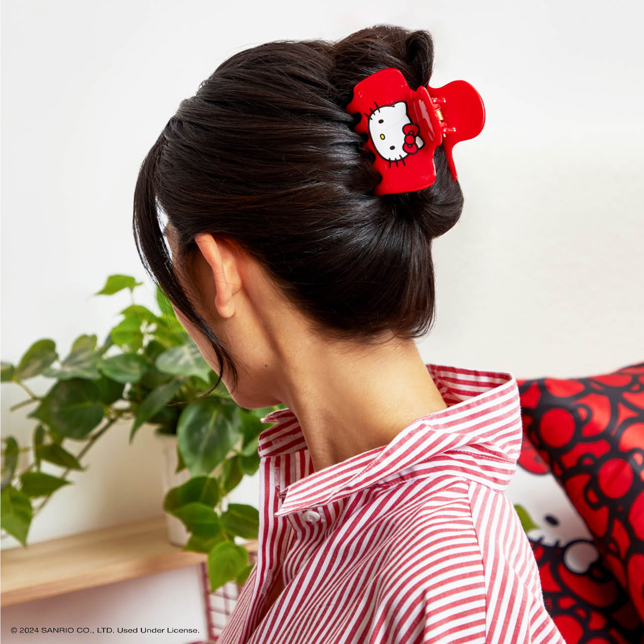 Kitsch x Hello Kitty Kitty Face Cloud Claw Clip - on-model lifestyle #2