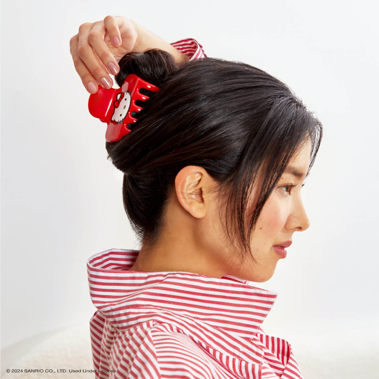 Kitsch x Hello Kitty Kitty Face Cloud Claw Clip - on-model lifestyle