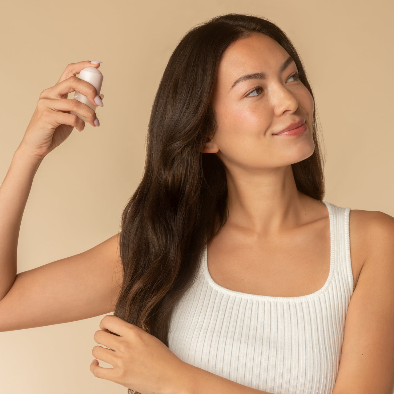KITSCH Warm Sugar Mini Hair Perfume — model spritzing the 20 mL travel mini through hair — quick between-washes refresh on the go